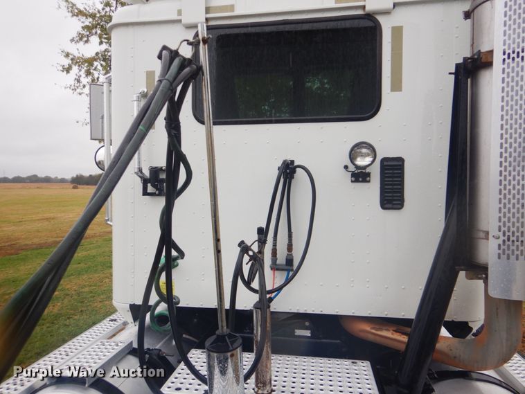 image for item FF9047 2007 International 9200i semi truck