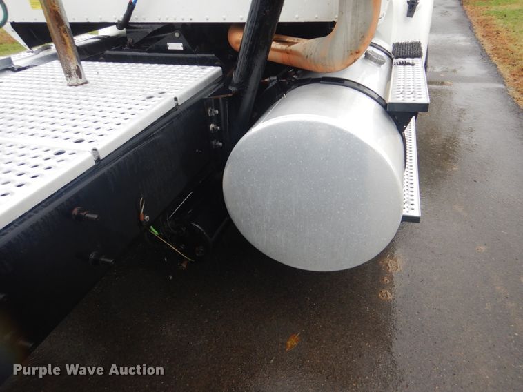 image for item FF9047 2007 International 9200i semi truck