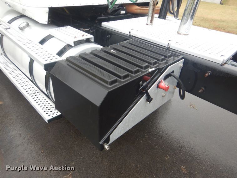 image for item FF9047 2007 International 9200i semi truck