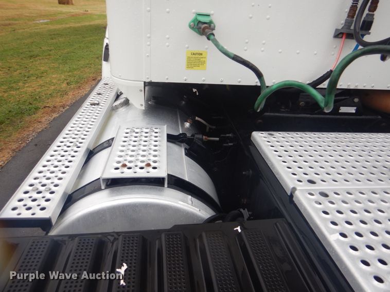 image for item FF9047 2007 International 9200i semi truck