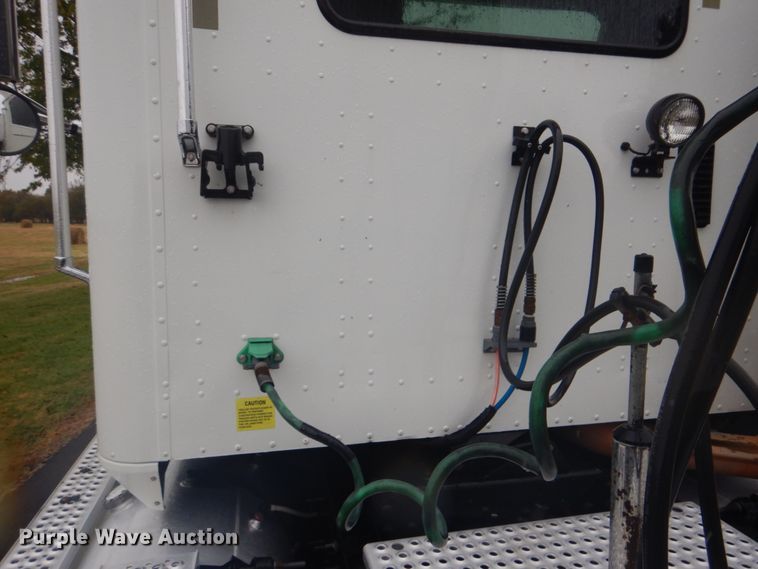 image for item FF9047 2007 International 9200i semi truck