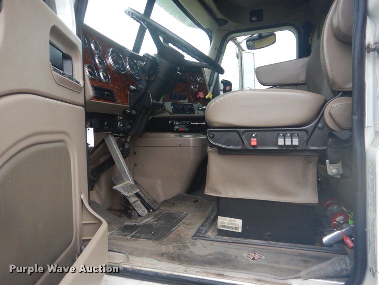 image for item FF9047 2007 International 9200i semi truck