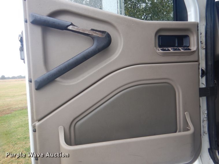 image for item FF9047 2007 International 9200i semi truck