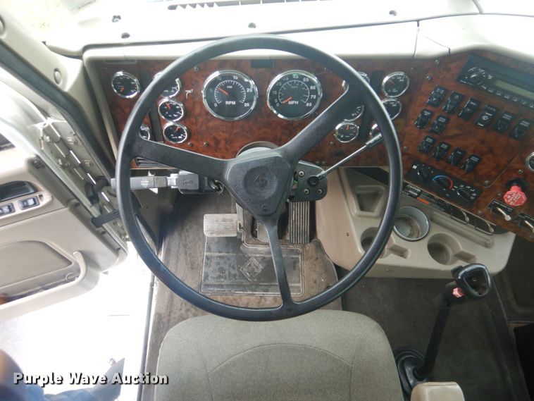 image for item FF9047 2007 International 9200i semi truck