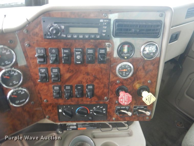 image for item FF9047 2007 International 9200i semi truck