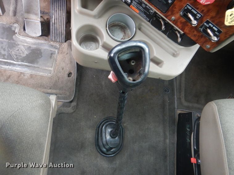 image for item FF9047 2007 International 9200i semi truck