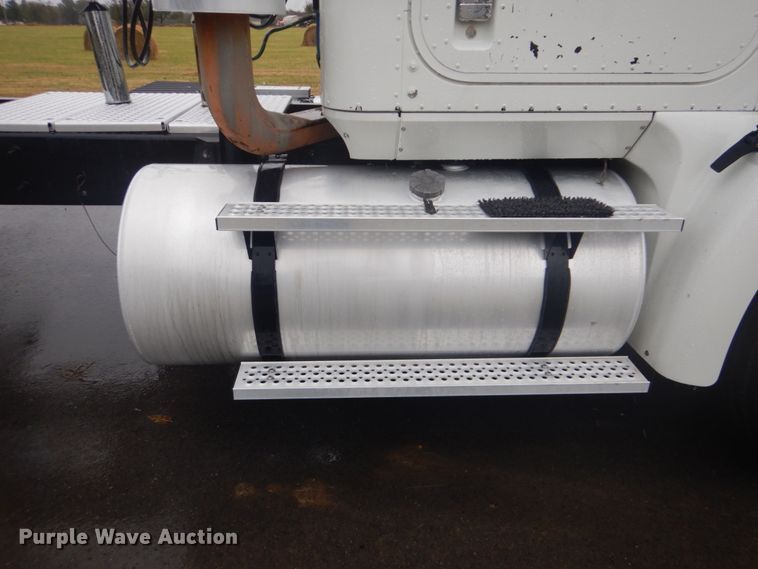 image for item FF9047 2007 International 9200i semi truck