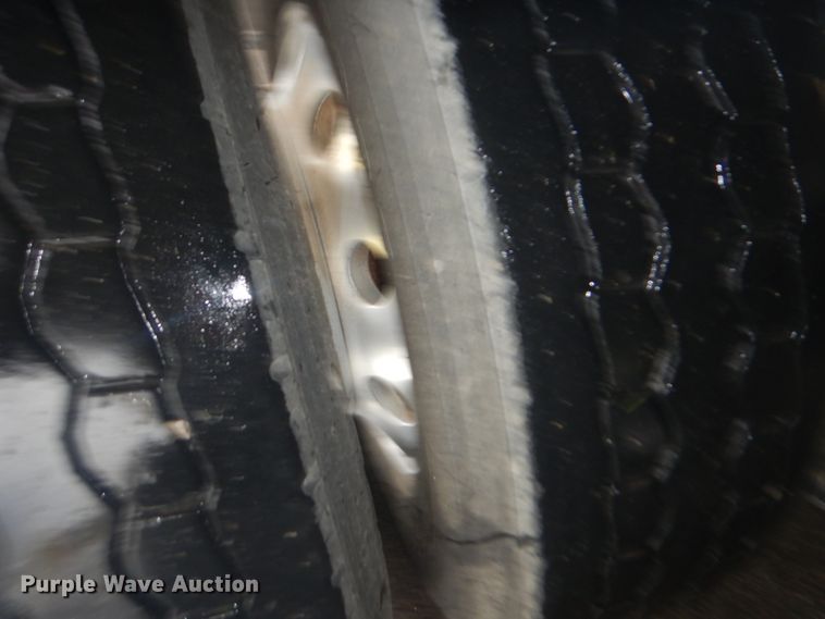 image for item FF9047 2007 International 9200i semi truck