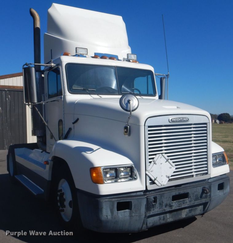 image for item FF9068 2000 Freightliner FLD semi truck
