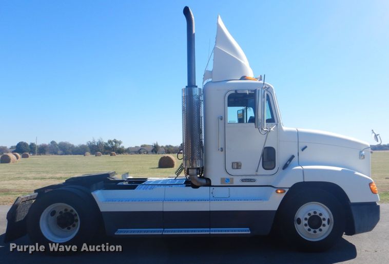 image for item FF9068 2000 Freightliner FLD semi truck