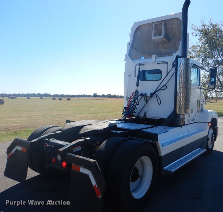 image for item FF9068 2000 Freightliner FLD semi truck