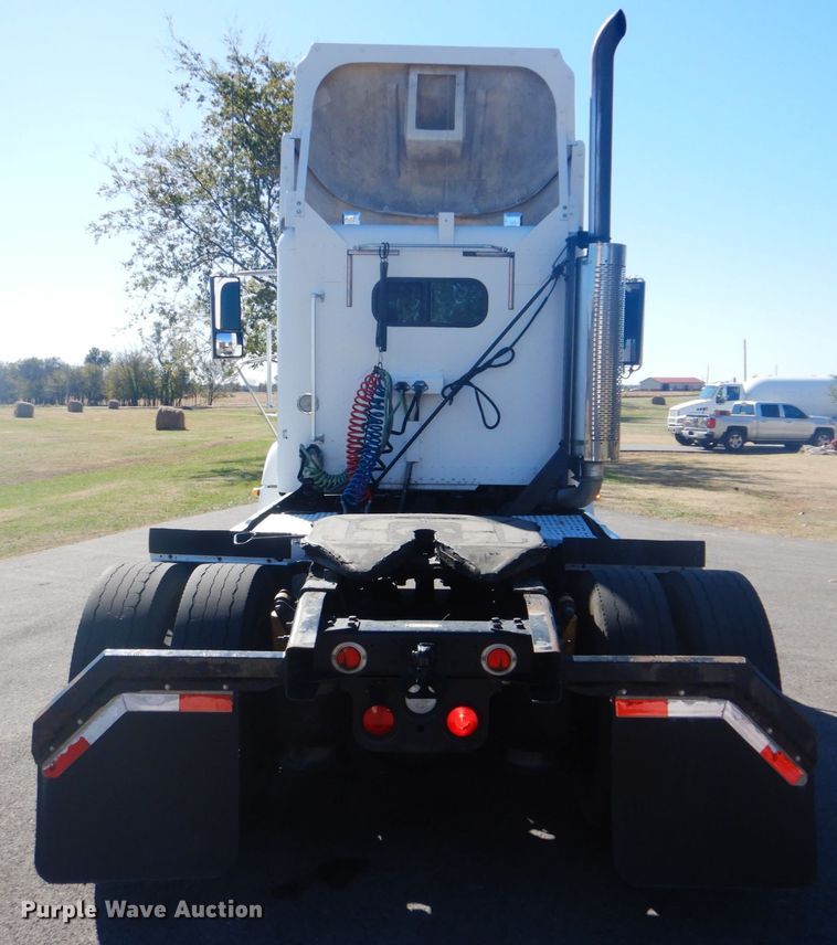 image for item FF9068 2000 Freightliner FLD semi truck