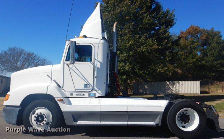 image for item FF9068 2000 Freightliner FLD semi truck