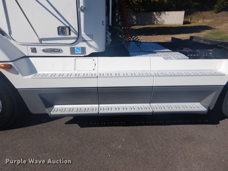 image for item FF9068 2000 Freightliner FLD semi truck