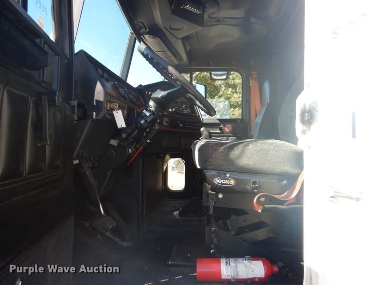 image for item FF9068 2000 Freightliner FLD semi truck