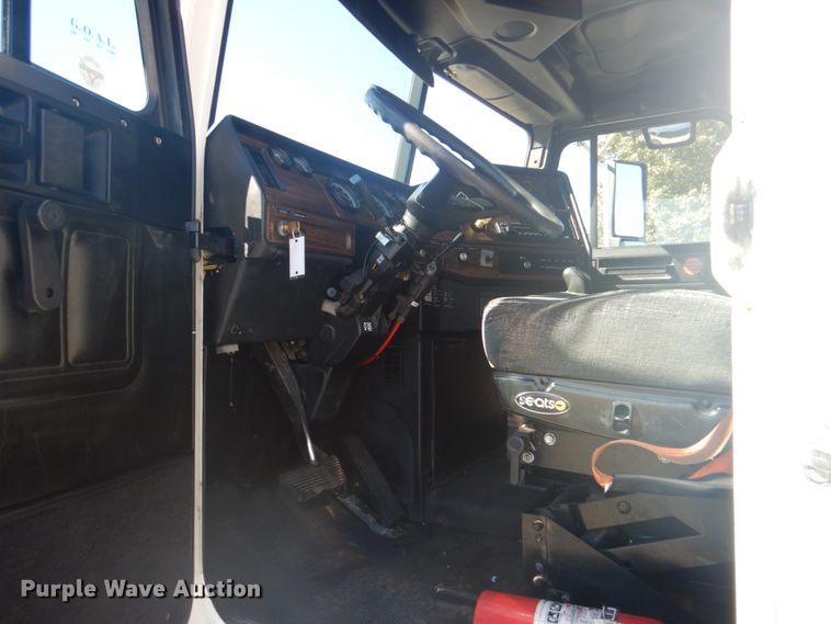 image for item FF9068 2000 Freightliner FLD semi truck