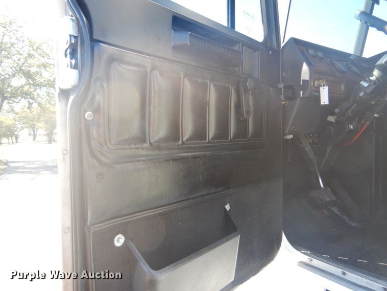 image for item FF9068 2000 Freightliner FLD semi truck