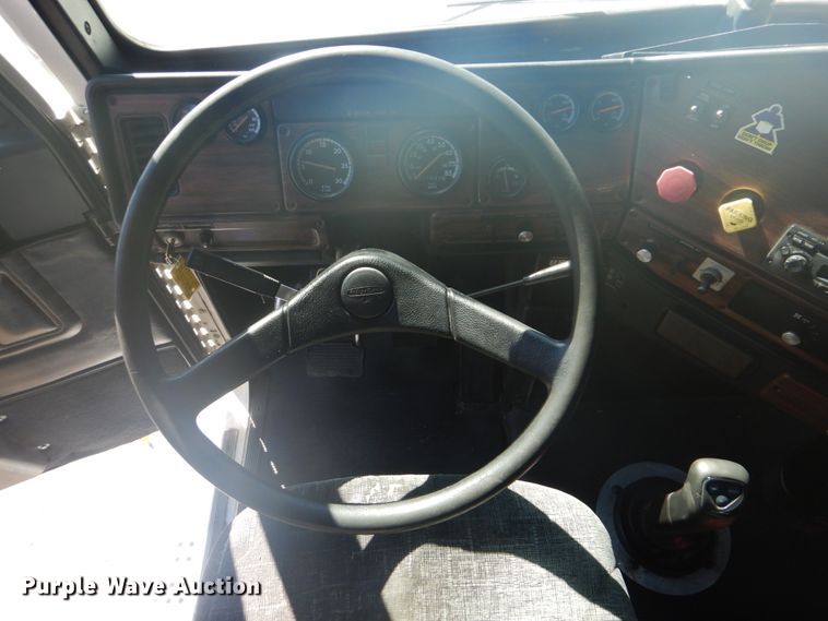 image for item FF9068 2000 Freightliner FLD semi truck