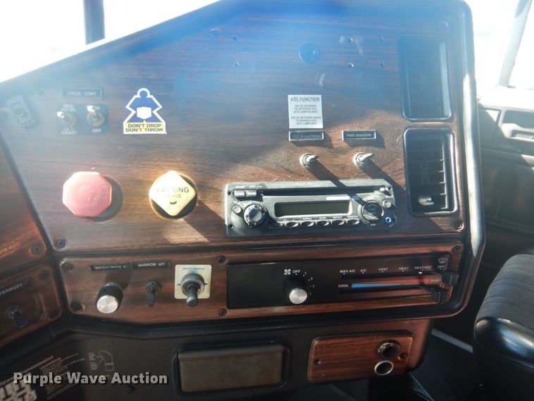 image for item FF9068 2000 Freightliner FLD semi truck