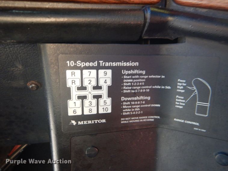image for item FF9068 2000 Freightliner FLD semi truck