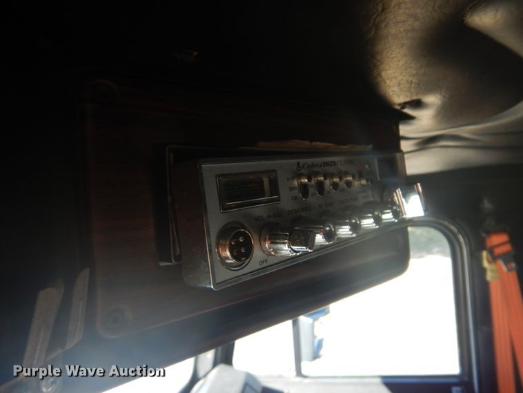 image for item FF9068 2000 Freightliner FLD semi truck