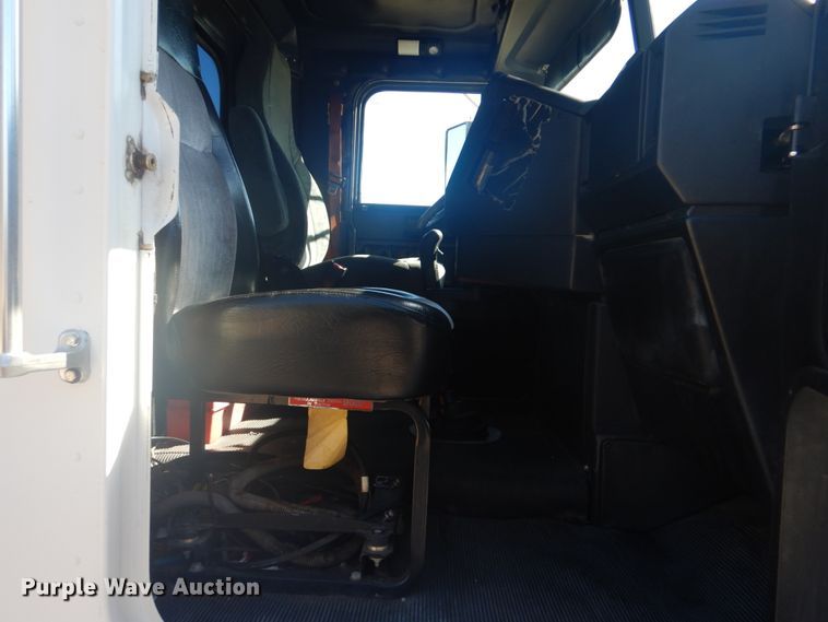 image for item FF9068 2000 Freightliner FLD semi truck