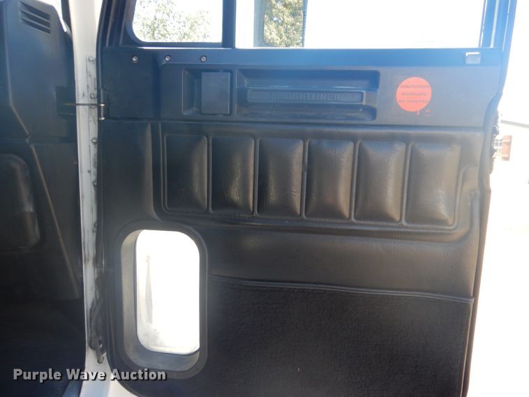 image for item FF9068 2000 Freightliner FLD semi truck