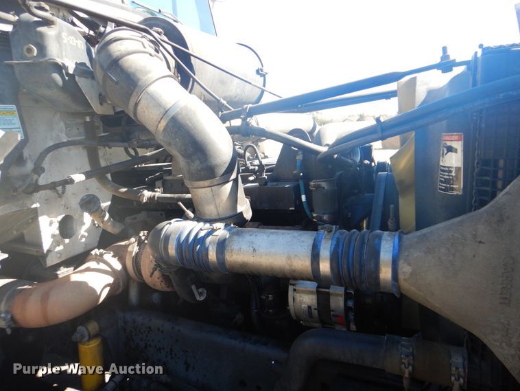 image for item FF9068 2000 Freightliner FLD semi truck