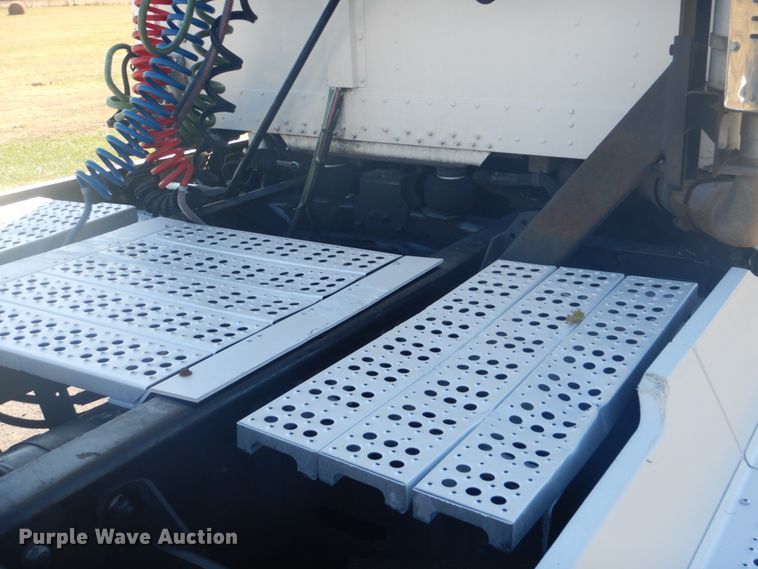 image for item FF9068 2000 Freightliner FLD semi truck