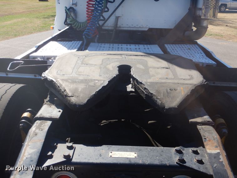 image for item FF9068 2000 Freightliner FLD semi truck