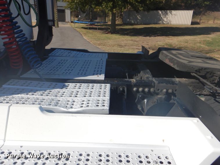 image for item FF9068 2000 Freightliner FLD semi truck