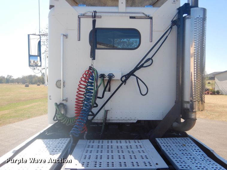 image for item FF9068 2000 Freightliner FLD semi truck