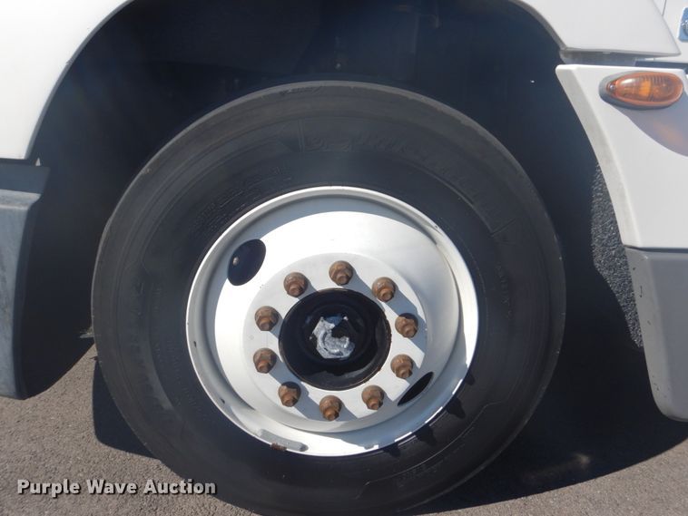 image for item FF9068 2000 Freightliner FLD semi truck