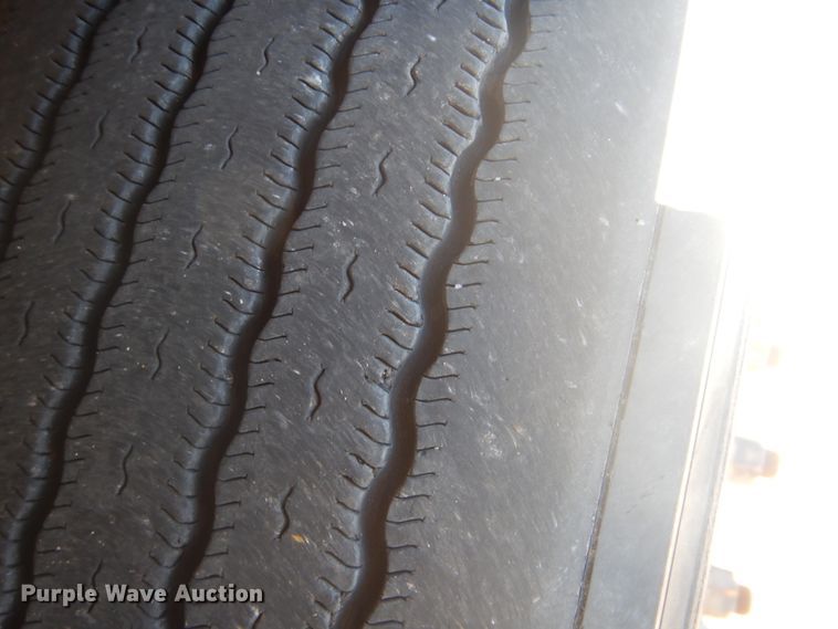 image for item FF9068 2000 Freightliner FLD semi truck