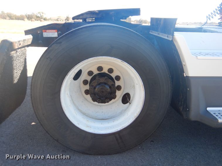 image for item FF9068 2000 Freightliner FLD semi truck