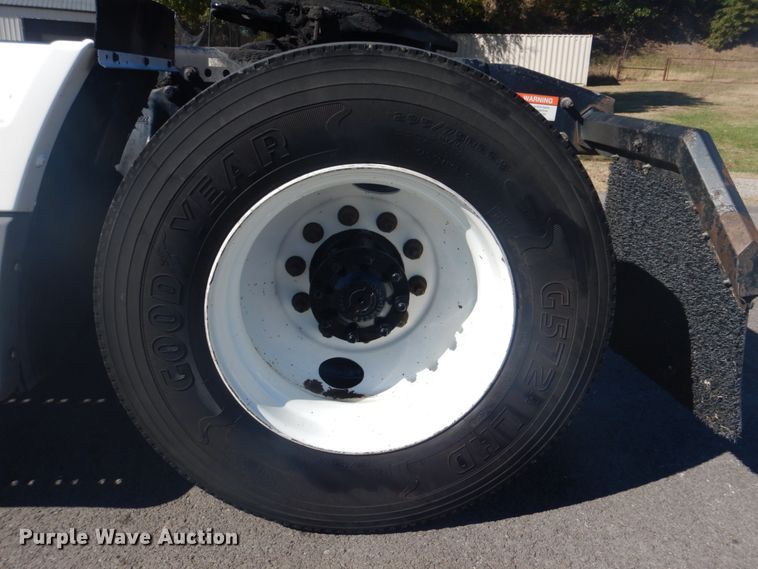 image for item FF9068 2000 Freightliner FLD semi truck