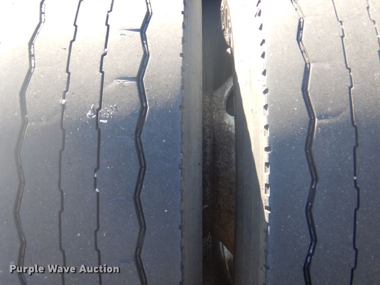 image for item FF9068 2000 Freightliner FLD semi truck