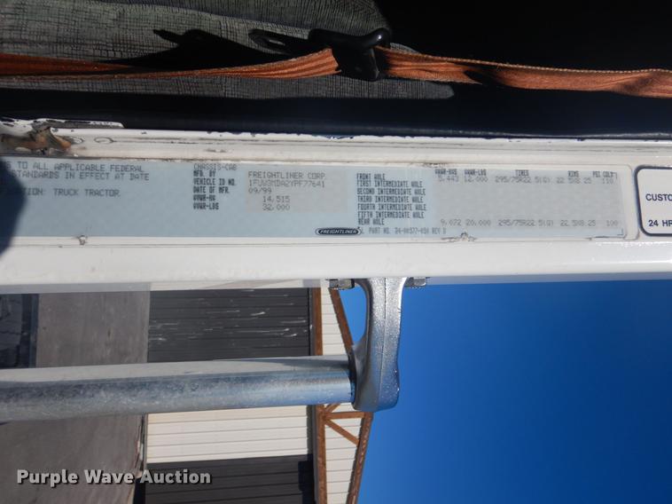 image for item FF9068 2000 Freightliner FLD semi truck