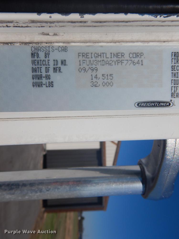 image for item FF9068 2000 Freightliner FLD semi truck