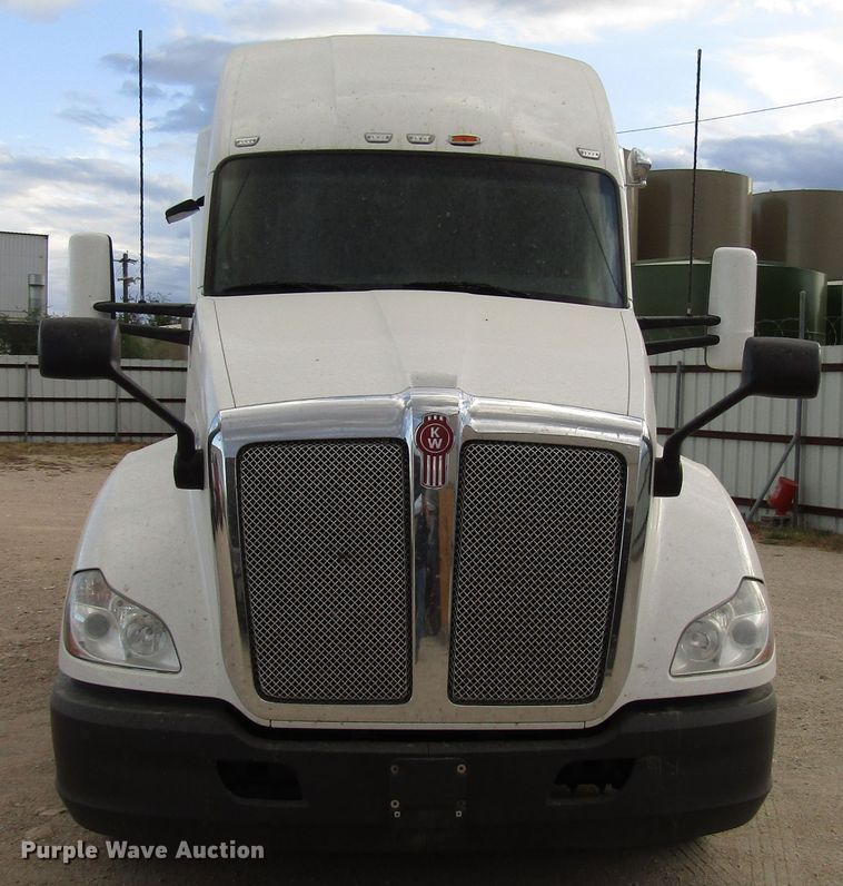 image for item FO9378 2016 Kenworth T680 semi truck