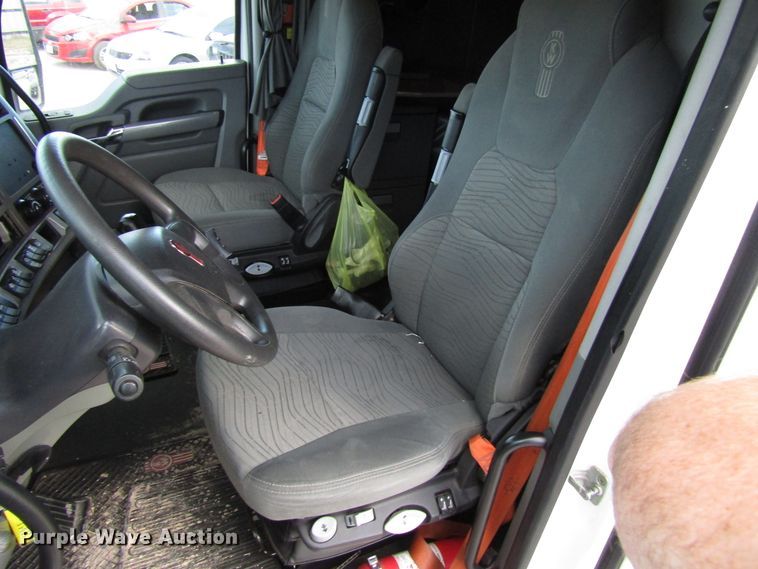 image for item FO9378 2016 Kenworth T680 semi truck