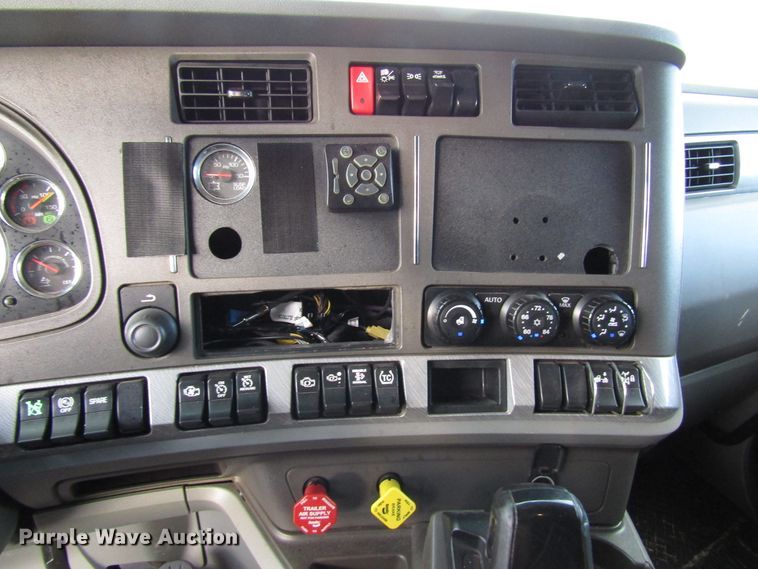 image for item FO9378 2016 Kenworth T680 semi truck