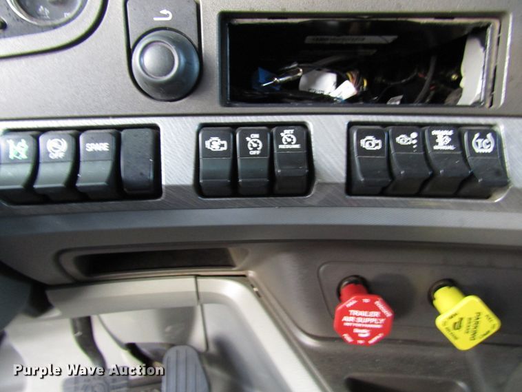 image for item FO9378 2016 Kenworth T680 semi truck