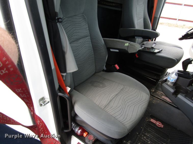 image for item FO9378 2016 Kenworth T680 semi truck