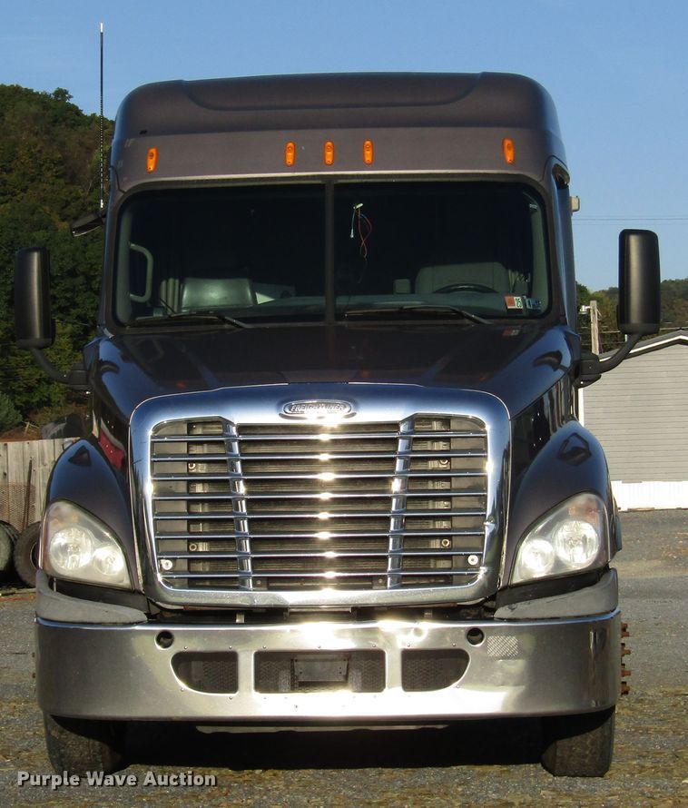 image for item FO9379 2010 Freightliner Cascadia semi truck