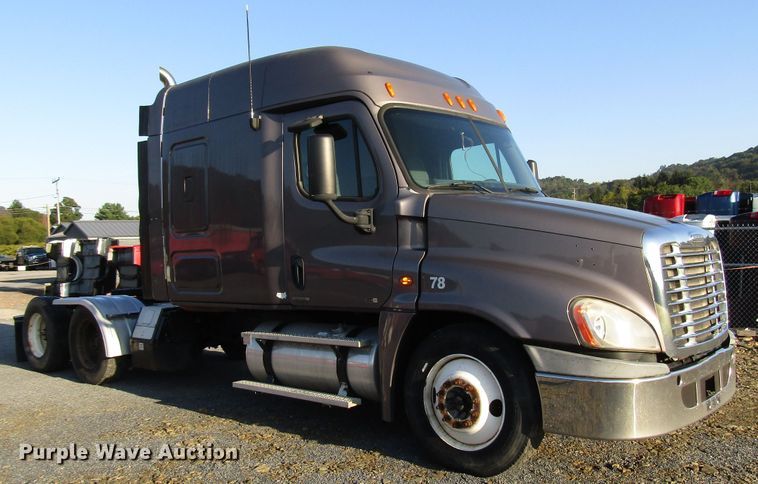 image for item FO9379 2010 Freightliner Cascadia semi truck