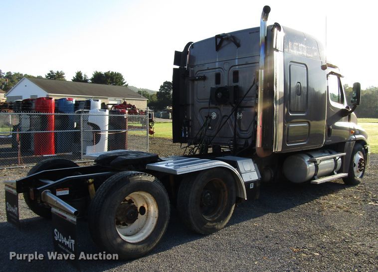 image for item FO9379 2010 Freightliner Cascadia semi truck