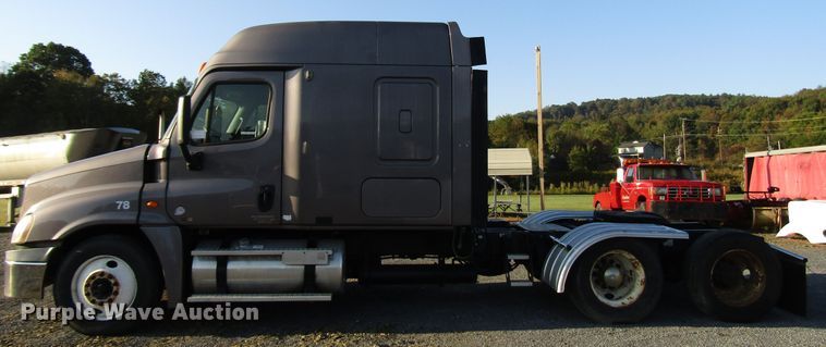 image for item FO9379 2010 Freightliner Cascadia semi truck