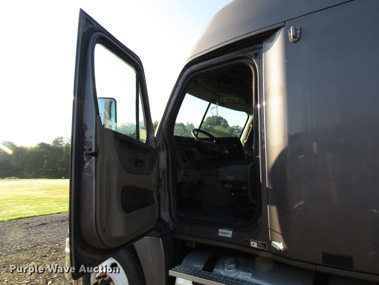 image for item FO9379 2010 Freightliner Cascadia semi truck