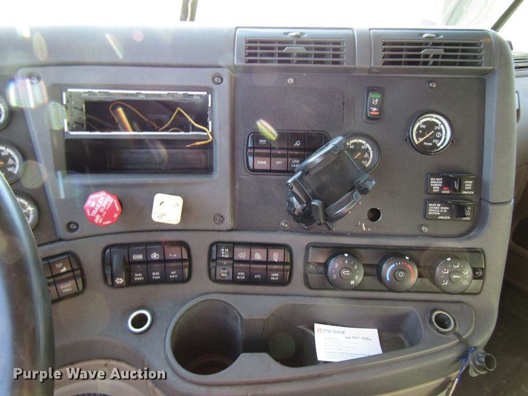 image for item FO9379 2010 Freightliner Cascadia semi truck